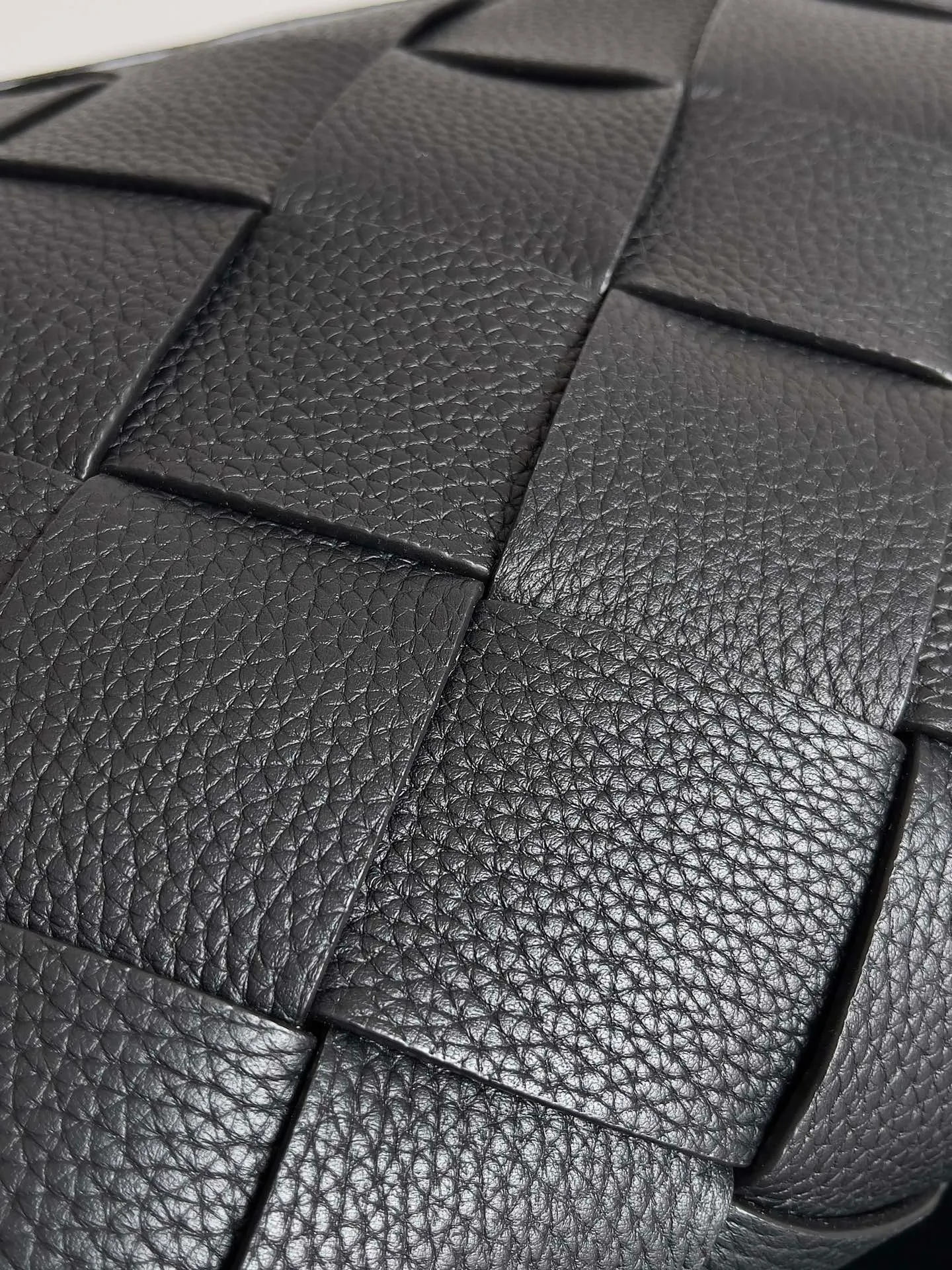 Batch 2120 BOTTEGA VENETA's new Diago Hobo Bag is made of grained cowhide. The inner canvas is lighter and is the first choice for men's relaxed style. Spanish calfskin retains the natural texture of the leather and is durable. It has a grainy texture and is more masculine. The capacity is super large, which is enough for commuting to work. Crossbody bag is a must-have for large bag lovers and is a practical must-have for commuting. Style number: 7295125 Size: 39*24*16cm